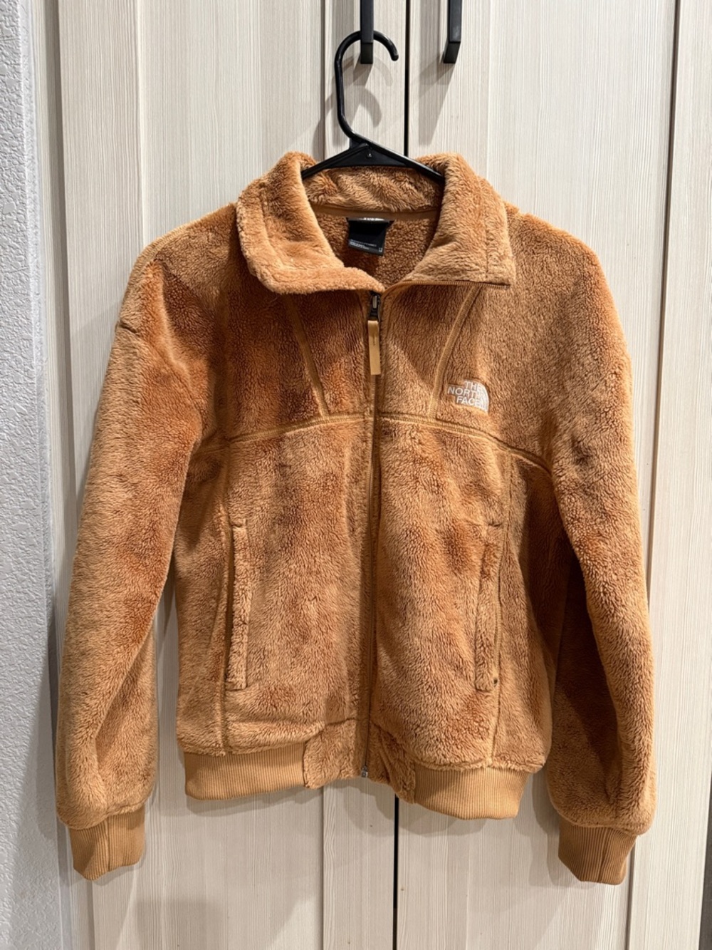 The North Face Chest-Logo Plush Fleece Jacket in Warm Tan